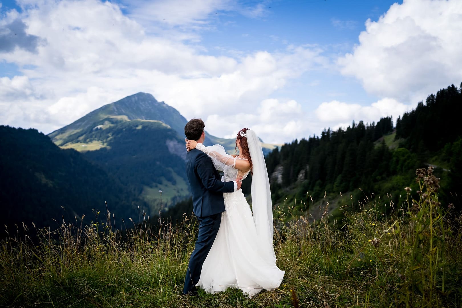 Séance photo romantique de Tim et Daniela à Châtel capturée par le photographe de mariage Dis-moi Oui. Un moment tendre et authentique dans un décor naturel, entre émotions sincères et lumière dorée. Photographe couple à Châtel – reportage photo artistique et naturel.