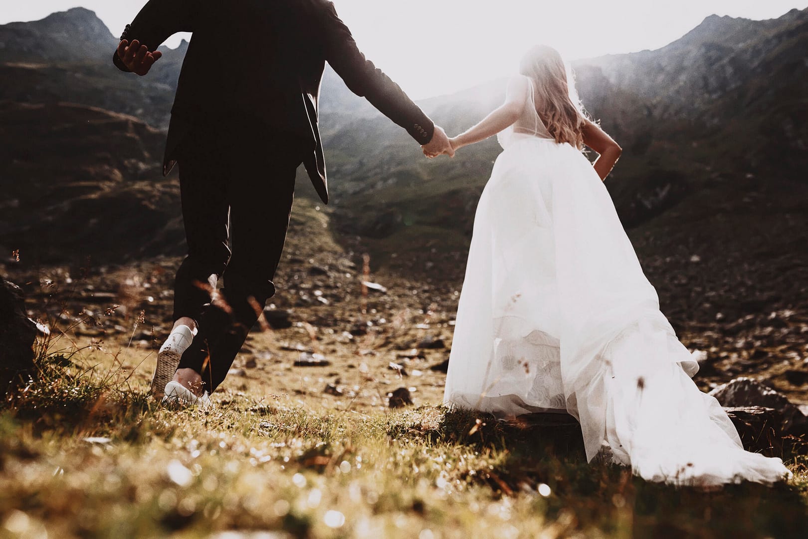 Photo de mariage d'un couple heureux à Verbier, Suisse, avec les Alpes en toile de fond. Moment romantique capturé lors de leur journée spéciale, entouré de paysages montagneux spectaculaires. Photographe de mariage à Verbier, offrant des images élégantes et intemporelles qui racontent l’histoire de chaque couple dans un cadre alpin magnifique.
