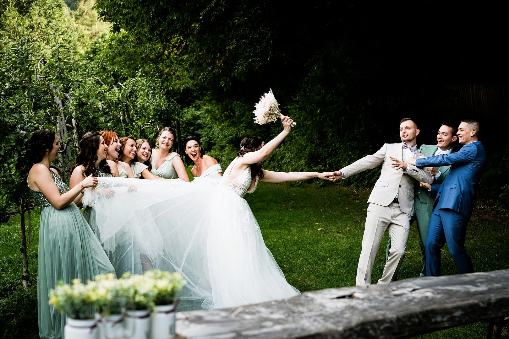 Dis-moi oui : photographe de mariage en Valais. Séance photos du couple à Martigny, la maison rouge