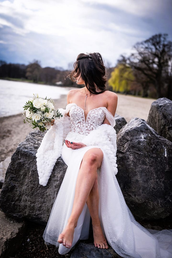 Portrait de mariée : Gwendoline à la plage de Vidy Le cadre paisible de la plage de Vidy offre un décor idyllique pour sublimer la beauté de la mariée. Dans la lumière douce et dorée d’une fin d’après-midi sur le lac Léman, ce portrait intime de Gwendoline révèle la force tranquille et l'élégance de cet instant unique. Dis-Moi Oui réalise des portraits de mariée authentiques et intemporels, ancrés dans la poésie du paysage.