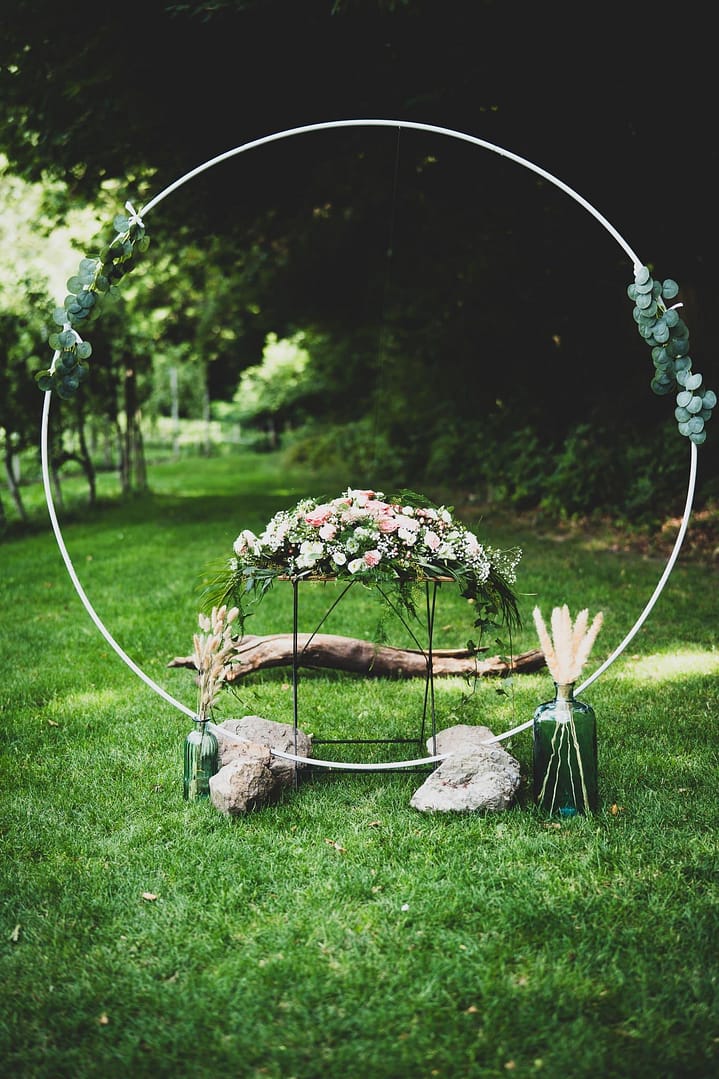 Arche de mariage en campagne près de Martigny | Cérémonie en plein air à la Grange Rouge en Valais