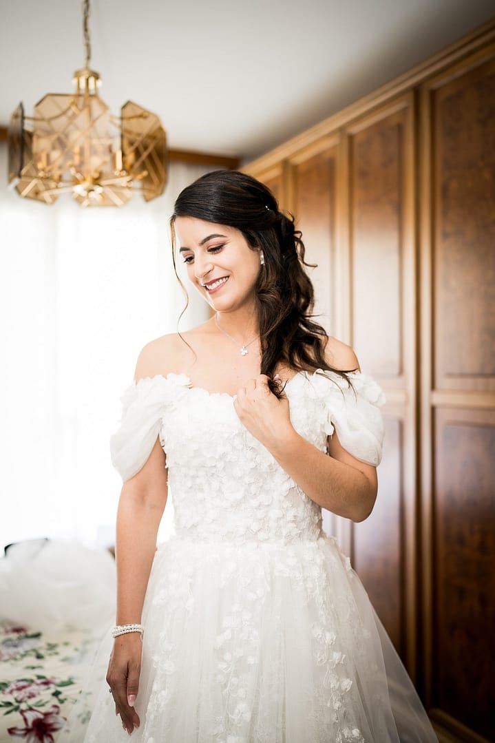 Lucia, prise par le photographe de mariage Dis-moi oui à Sierre en Valais. Ce moment d'intimité entre la mariée et le photographe de mariage