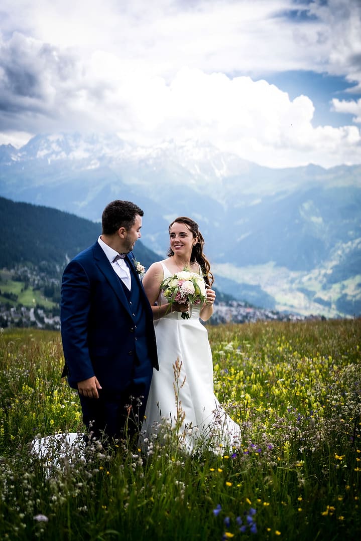 Instant romantique entre mariés à Verbier, Valais – Photographe Dis-moi Oui