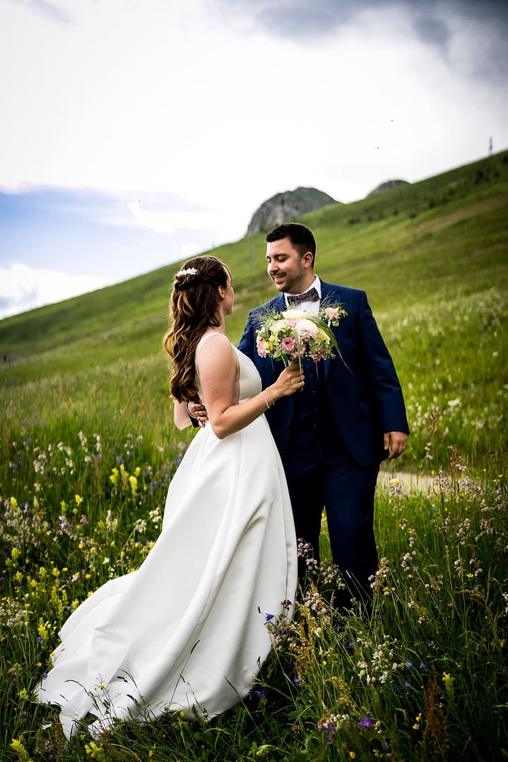 Mariage chic à Verbier, en Valais, capturé par le photographe Dis-moi Oui. Cérémonie en altitude, paysages alpins sublimes et ambiance élégante. Photographe de mariage en Valais – reportage naturel, artistique et plein d’émotion.