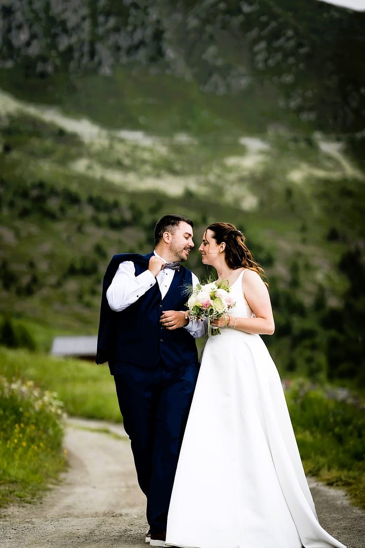 Mariés devant les montagnes à Verbier, Suisse – photo naturelle et élégante réalisée par Erick Del Cucina, photographe de mariage spécialisé en destinations alpines
