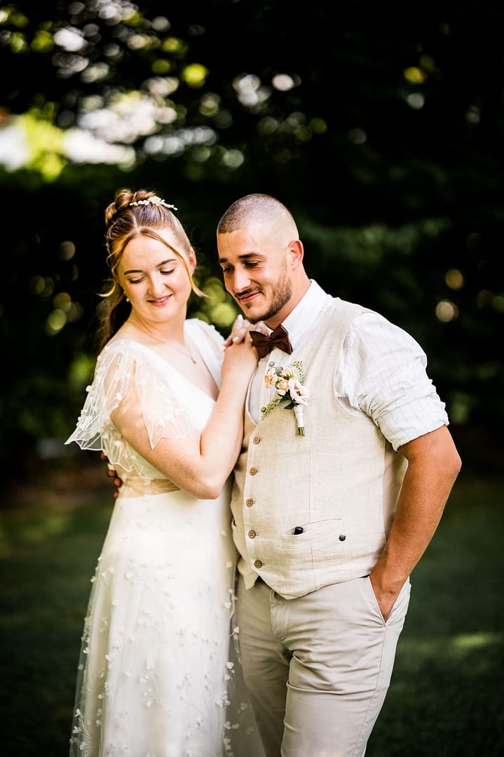 Mariage champêtre : Charline & Quentin sous le soleil du Valais Sous le soleil éclatant de Saxon, au cœur des vergers et des prés valaisans, Charline et Quentin se sont dit oui dans un cadre naturel exceptionnel. Une journée baignée de lumière, ponctuée de rires et parfumée par une envolée de lavande. Un moment suspendu et naturellement magique, immortalisé avec sensibilité par Dis-Moi Oui.
