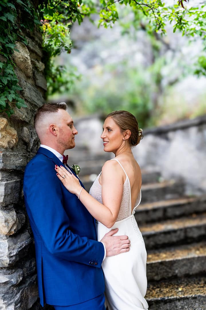 Mariage à Sion : L'amour au fil des ruelles pour Quentin & Lara Au cœur de la vieille ville de Sion, Quentin et Lara s'offrent un moment de pause, à l'écart de l'agitation. Lui adossé contre la pierre, elle posant sur lui un regard chargé de tendresse, leur complicité crève l'écran. Dis-Moi Oui immortalise cette romance urbaine à travers des clichés pris sur le vif, où l'authenticité des sentiments s'harmonise avec le charme historique des ruelles valaisannes.