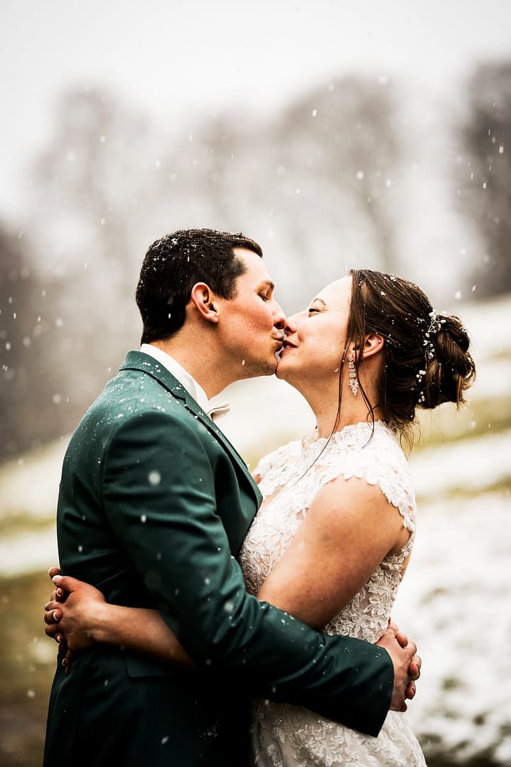 Mariage d'hiver à Chexbres : Le baiser passionné de Loïc & Déborah Sous le manteau blanc qui recouvre les hauts de Chexbres, Loïc et Déborah partagent un baiser passionné au cœur du paysage enneigé. La fraîcheur de l'hiver contraste avec l'intensité et la chaleur de leur amour. Capturé avec poésie par Dis-Moi Oui, cet instant magique révèle la beauté brute d'un mariage hivernal entre lac et montagnes, là où le temps semble s'arrêter.