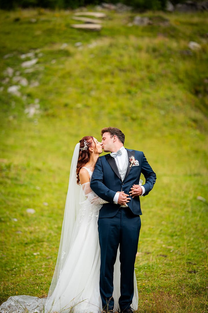Tim & Daniela : Une séance couple au sommet de la romance Une parenthèse magique au cœur des Alpes. Pour leur séance photo de mariage, Tim et Daniela ont choisi le cadre spectaculaire de nos montagnes pour graver leur amour. Entre complicité spontanée et paysages à couper le souffle, chaque cliché révèle la tendresse de leur engagement. Dis-Moi Oui immortalise ces émotions brutes et ces histoires uniques à travers des images de mariage naturelles et intemporelles.