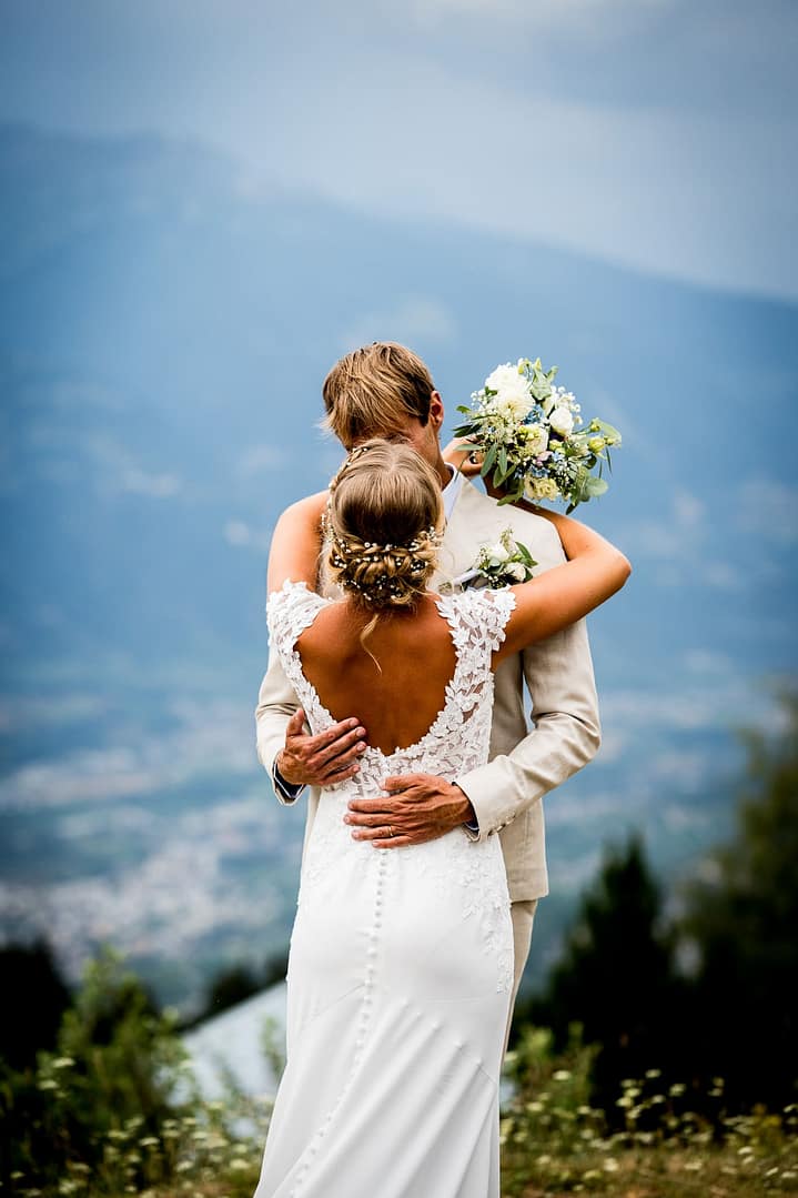 Mariage à Crans-Montana : La lumière magique de Floriane & son amoureux Au cœur des alpages de Crans-Montana, Floriane et son amoureux partagent un moment de douceur suspendu, juste après le passage de la pluie. Baignés par une lumière magnifique et enveloppés par la sérénité des montagnes, leurs gestes simples et profonds révèlent toute l'intensité de leur union. Pour ce reportage photo de couple, la nature valaisanne s'est faite la complice silencieuse de leur amour. Une séance photo poétique et authentique, immortalisée par Dis-Moi Oui.