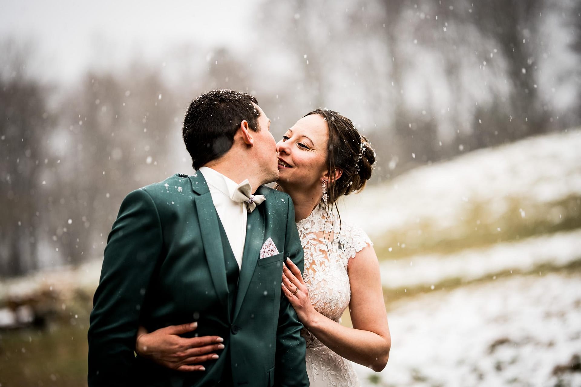 Mariage en montagne à Saint-Cergue, dans la région de Nyon : instant naturel et romantique immortalisé par Dis-moi Oui.