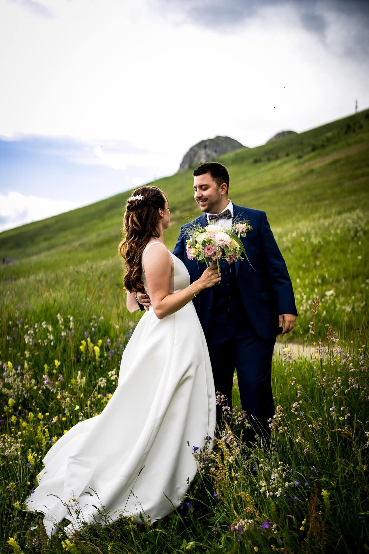 Mariage chic à Verbier, en Valais, capturé par le photographe Dis-moi Oui. Cérémonie en altitude, paysages alpins sublimes et ambiance élégante. Photographe de mariage en Valais – reportage naturel, artistique et plein d’émotion.