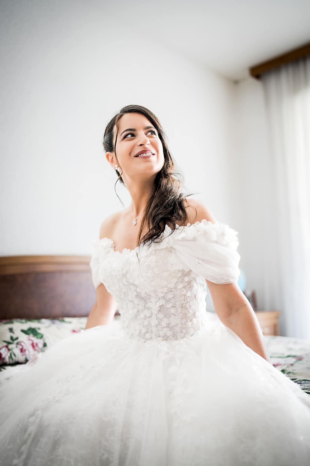 Dis-moi oui : photographe de mariage en Valais. Les préparatifs de Lucia dans la ville de Sierre. J'ai immortalisé un instant e grâce dans ses yeux